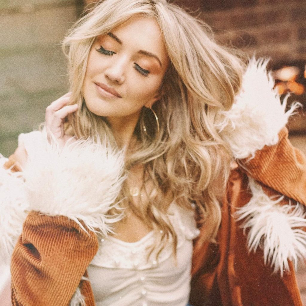 NEW MUSIC: Country-Star Sarah Darling Releases Nostalgic Single “Song Still Get Me”