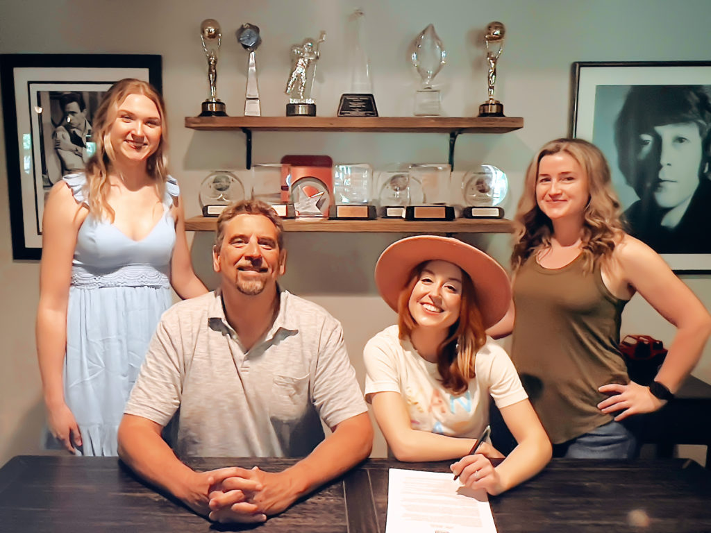 NEW: Country-Artist Casi Joy Signs An Exclusive Deal With Vere Music