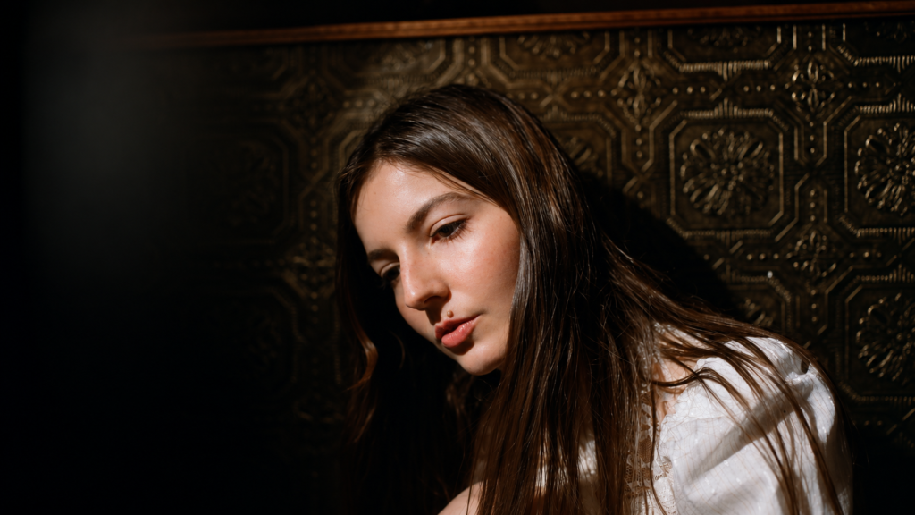 CASANDRA Talks About Streaming Success, Her Cuban Heritage, And LP ‘ISLA TRANQUILITA’